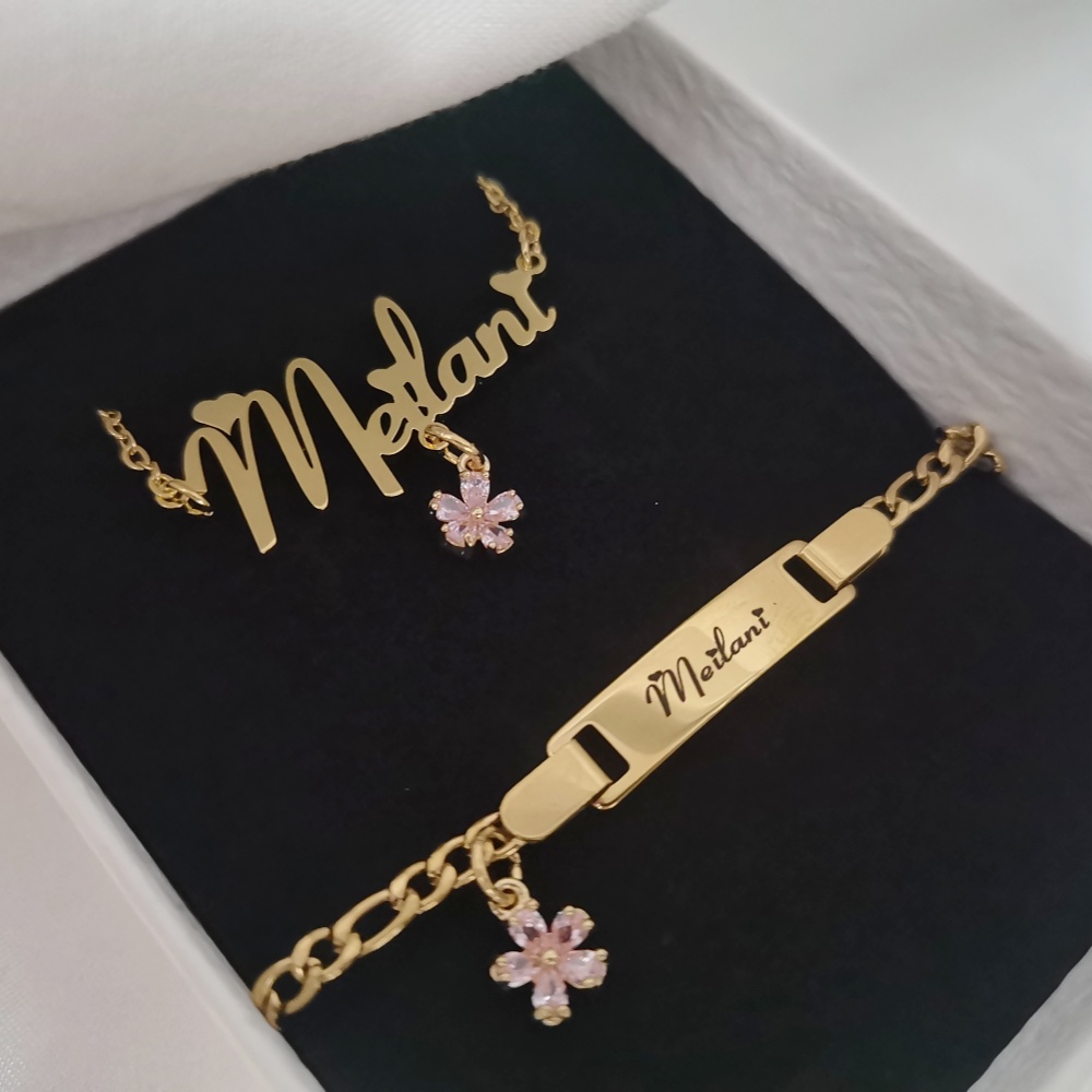 Engraved Name Necklace - Leechee จี้ดอกไม้เพทายขนาดเล็กสร้อยคอป้ายชื่อตัวอักษรที่กำหนดชื่อเองสร้อยข้อมือแกะสลักสร้อยข้อมือชุดเครื่องประดับน่ารักของขวัญสำหรับเด็ก